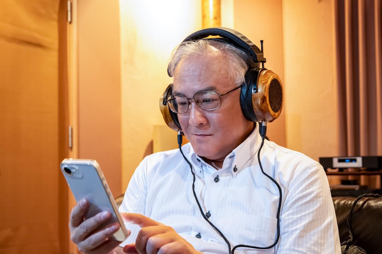 画像: 試聴は鳥居さん宅で実施した。ヘッドホンアンプは、ベンチマークHPA4を用いている。再生ソースは主に音楽ストリーミングサービスQobuzの音源を使用し、リンのMAJIK DSを使用。写真はiPhoneで楽曲を選択しているところ