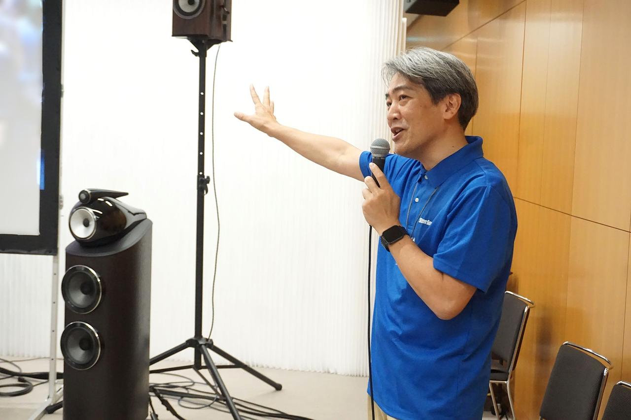 画像: HiVi編集長の辻。フロントの左右とセンターの音色をそろえることは、映画のセリフや人物の声を自然につなげるうえで重要と語る