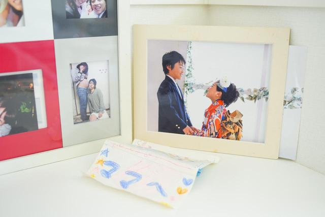 画像: ▲ペックさんのマイホームには、しあわせな家族写真がたくさん飾られていた