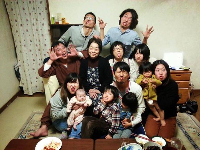 画像: ▲愉快なペックさんの家族。上段右がペックさん。二段目いちばん左が、亡きお父さん