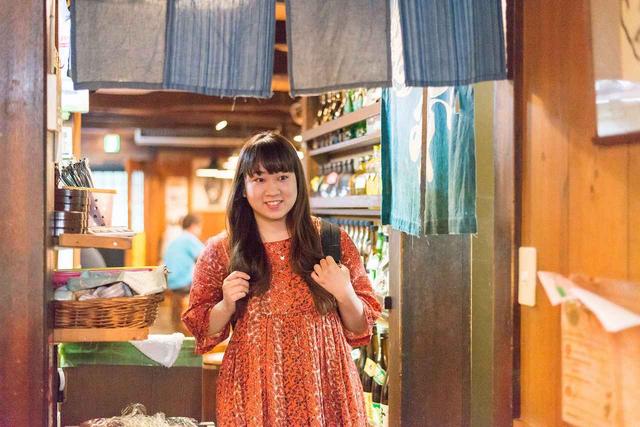 画像: ちょっと緊張しながらも、育美さんがお父さんの待つ居酒屋へ