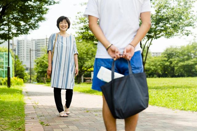 画像1: 待ち合わせ場所は、噴水のある夏の公園