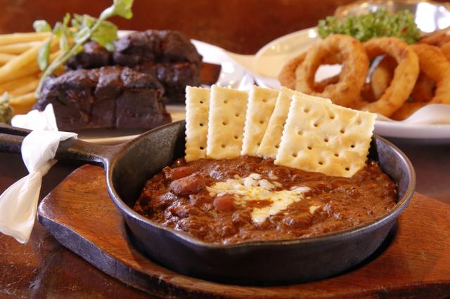 画像: 辛みの効いたビーフと豆の煮込み料理「チリコンカヌー」。当店一番の人気のメニューだ