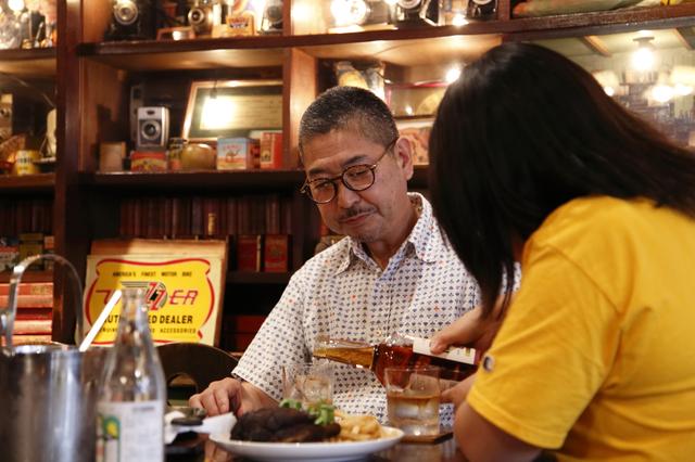 画像: 不器用にも娘が注ぐ酒に「うまいねえ」とご満悦の正勝さん