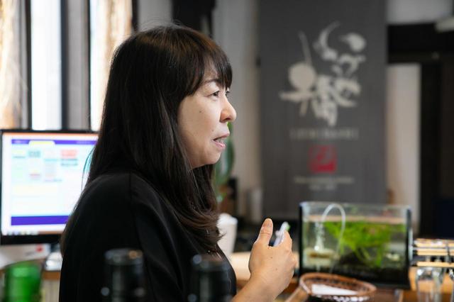 画像: △6代目にあたる、専務の橋場由紀さんが迎えてくれました。