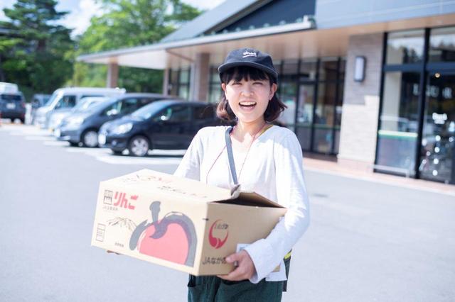 画像: 長野らしく、りんごのダンボールに詰め込みました!