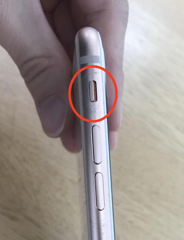 画像: 画面左の側面にあるマナーボタンをカチッと下げると、赤くなってマナーモードに。