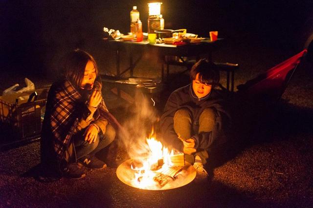 画像: 焚き火を囲んで団らん。これまでのチャレンジ旅を振り返ろう