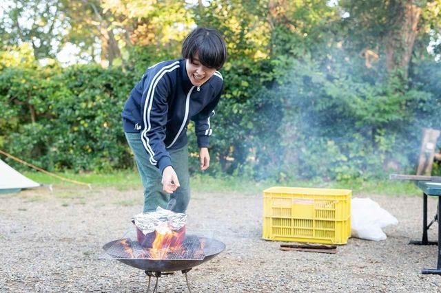 画像: 火が立っている状態の焚き火に鍋をくべると、あっという間に焦げ付くので注意!