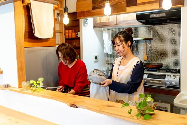 画像2: サラダを作りながら娘とキッチンに立ったあの頃