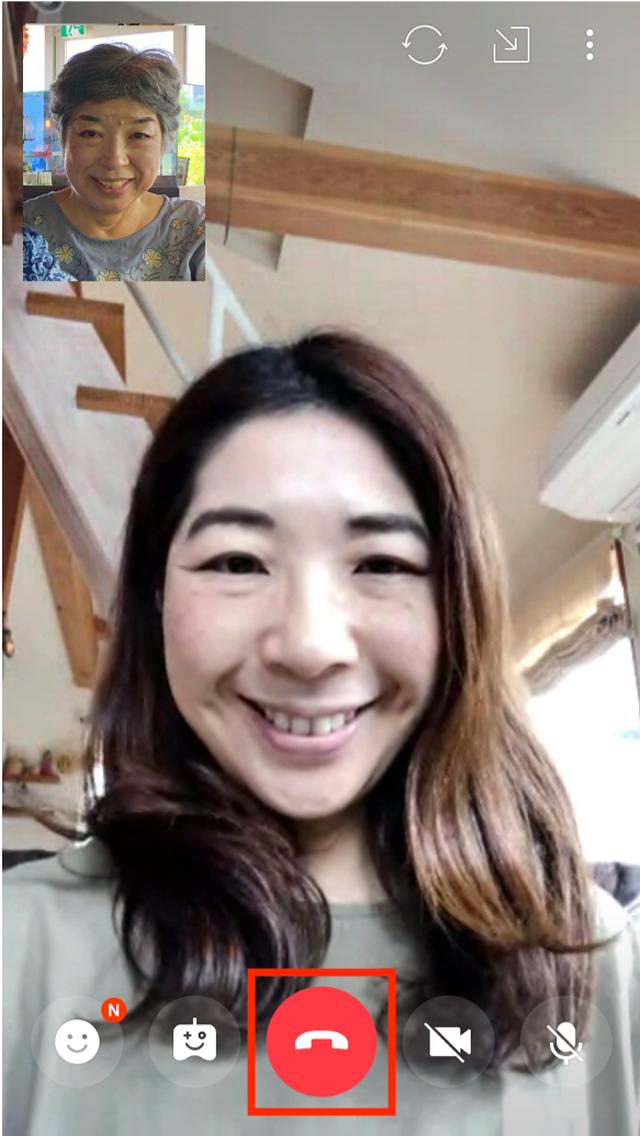 画像: 画面を軽く一度タッチすると、まわりのボタンが表示されるので、電話を切る場合は赤いボタンをタッチします。