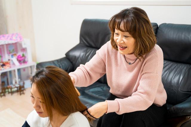 画像1: 子育ての苦労と思い出を語る母同士の会話