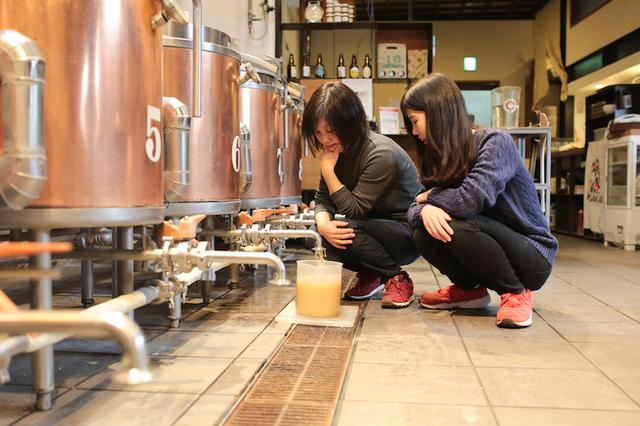 画像2: 麦芽の香りに包まれお揃いの格好でビールづくり