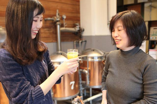画像5: 麦芽の香りに包まれお揃いの格好でビールづくり