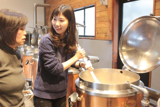 画像1: 麦芽の香りに包まれお揃いの格好でビールづくり