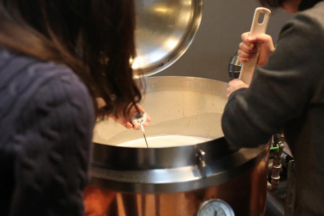 画像3: 麦芽の香りに包まれお揃いの格好でビールづくり