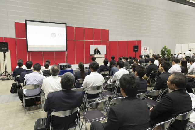 画像: 特設ステージにはエンバーミングに関心を寄せる葬儀関係者が多数集まった