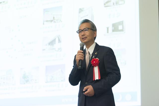 画像: 事業の多角化の必要性に講演する(株)清月記代表取締役社長の菅原裕典氏