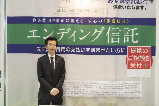 画像: ブースでは「エンディング信託」に興味を持った企業が提携の相談に訪れる姿が散見された