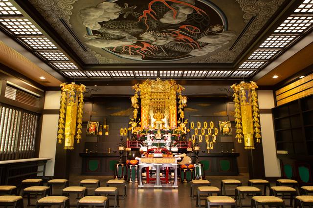 画像: 毎月催される合同供養祭では多くの方がお参りに訪れるという
