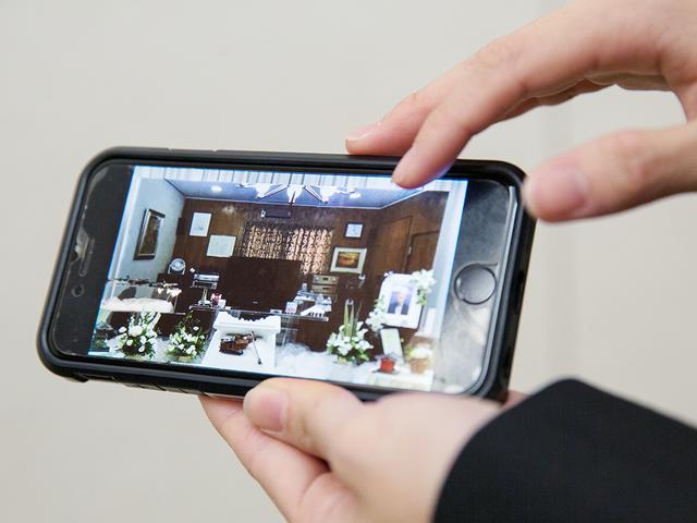 画像: メモリアルスクリーンを使って、故人の愛した趣味部屋を再現した例。 「趣味一筋の少年のようなお父さん」の思い出を笑顔で語りあう式となった