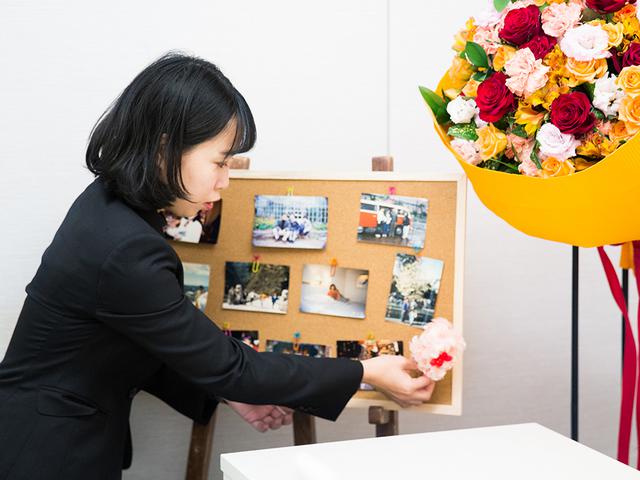 画像: 写真とともに、小さな造花も飾りつけて、祭壇の横へ