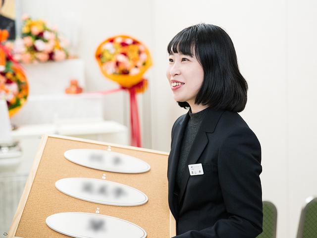 画像: 少人数の告別式では供花の札を挿すよりも、コルクボードを用いた芳名板のほうが落ち着いてみえる。 これも担当者の裁量