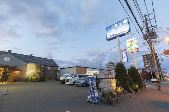 画像: 遠くからも目に入る大きめの看板と、ほどよく開放的な石塀。