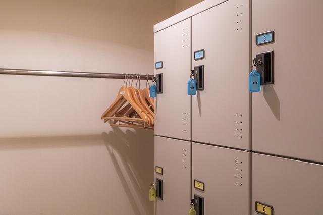 画像: 鍵付きのロッカールームや、ハンガーラックのある小部屋