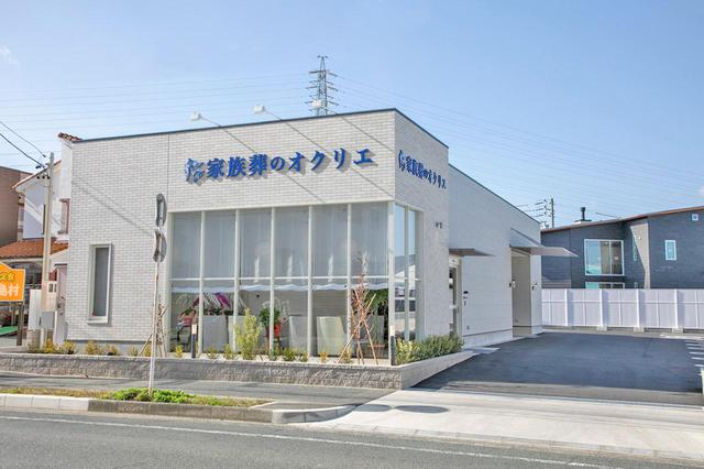 画像: 豊橋駅から車で10分。住宅街を抜け、広々とした直線二車線の通り沿いに建つ「オクリエ小鷹野」