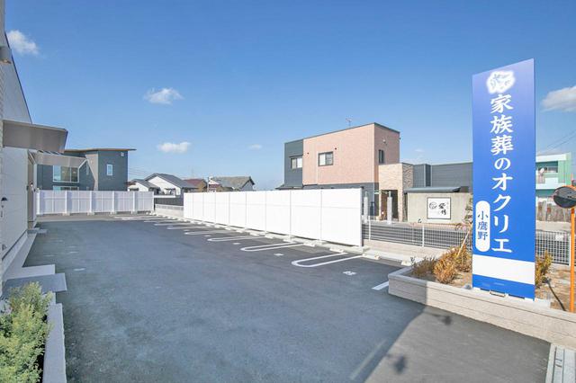 画像: 駐車場には軽自動車8台、普通車8台が収容可能。 隣の飲食店の窓から見える部分は、220cmの塀を設置した