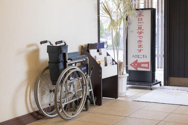 画像: 備え付けの車椅子