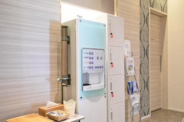 画像: 無料のドリンクサーバやコインロッカーを設置。 奥に見えるドアは「多目的室」