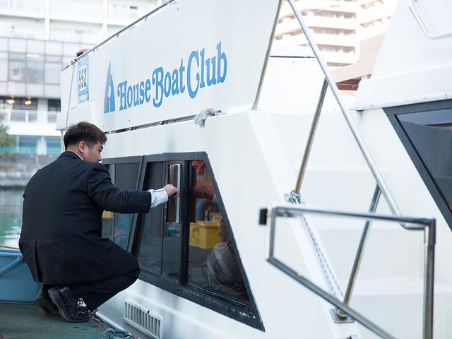 画像: 出港前、船窓をクリーニング。 きびきびとした動きが頼もしい