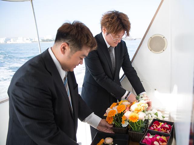 画像: お別れセレモニー後、散骨に備えて花を花弁と茎とに分けていく。 環境汚染を最小限にするためだそう