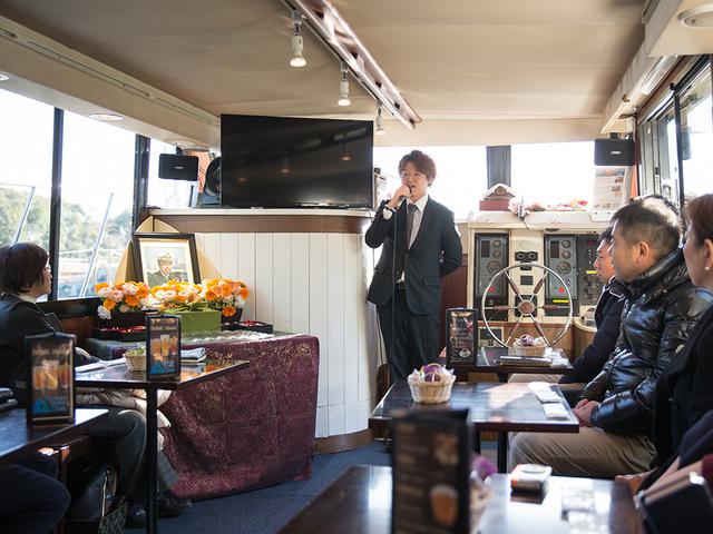 画像: 体験クルーズでは、散骨コーディネーターの進行のもと模擬お別れ会を行う