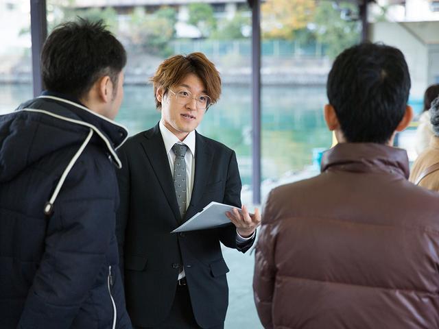 画像: 散骨コーディネーターの桑原さん お客様からの質問にも、豊富な知識で対応する