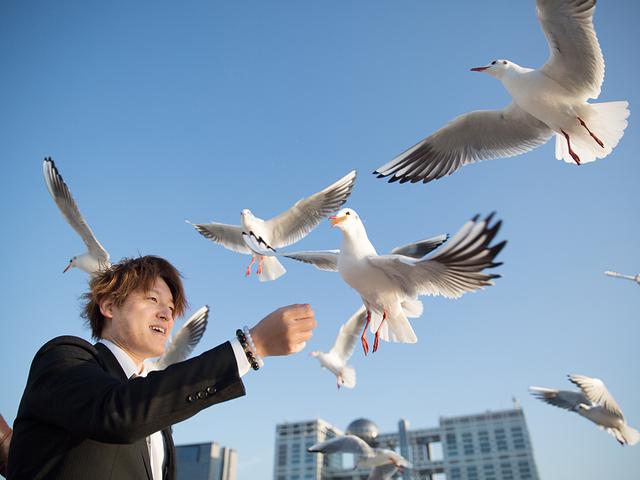 画像: 残された方々が笑顔で新しいスタートを切れるように、との想いから、帰路では羽田空港近くで飛行機の離発着を眺めたり、カモメに餌をあげたりするお楽しみも