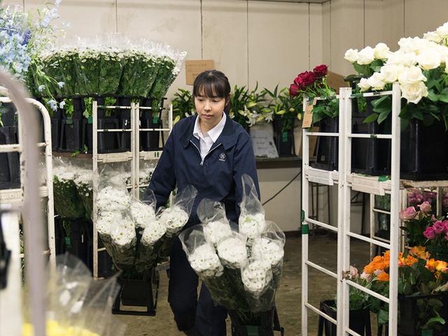 画像: 花専用の冷蔵庫から、花材を運び出す