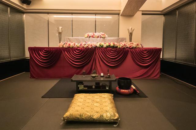 画像: 祭壇から宗教者席までで式場の3分の2程度を占める程度の広さ
