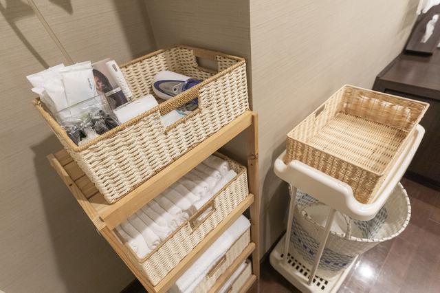 画像: かごラックにアメニティ。使用後のタオルを入れる白いバスケットも清潔感があって高印象