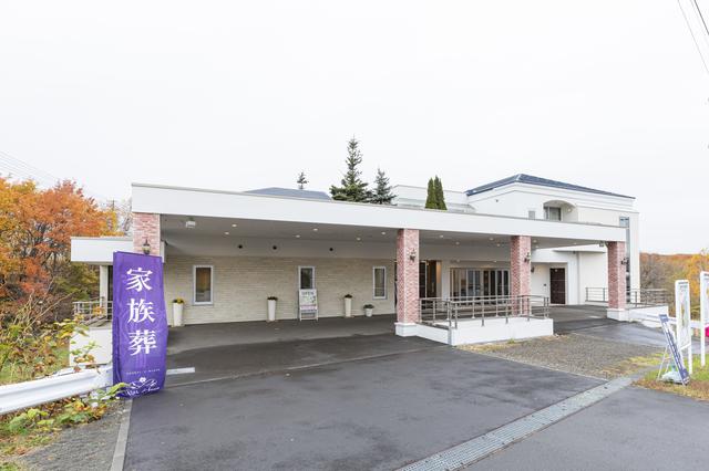 画像: この日は内覧会が開催されており、通る人からもよく見えるようにノボリや看板が立てられていた