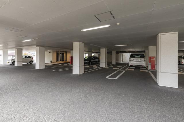 画像: 50台収容可能な屋根付き駐車場