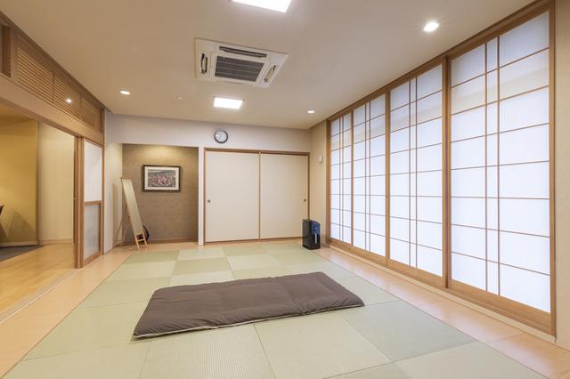 画像: 納棺の儀にも使用される和室。障子を開くとテラスが広がり、川のせせらぎと自然豊かな風景を楽しめる