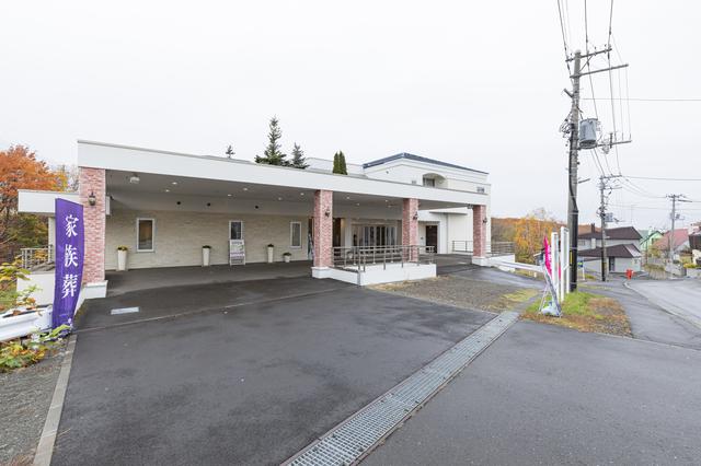 画像: ホール前の下り坂を進んでいくと住宅が立ち並ぶエリアがある