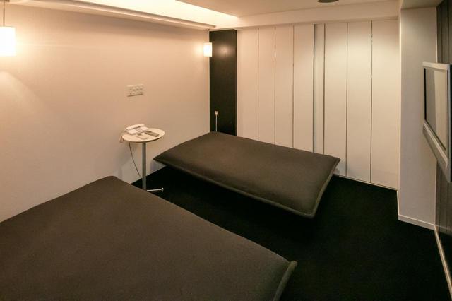 画像: 式場に隣接した遺族控室。 ご遺族は、最後の夜を故人と同じフロアで過ごすことも、本葬に備えて6階の控室で疲れを癒すこともできる