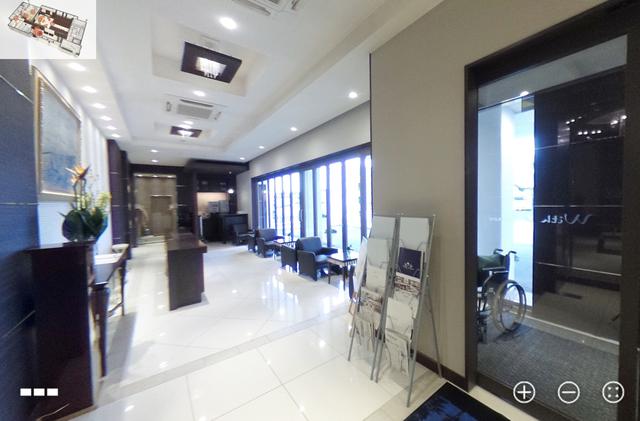 画像: (360°カメラの映像)入り口から受付エリアに向かって撮影。 ドア横には車椅子も準備