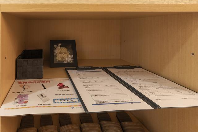 画像: 入り口には、アンケート用紙と販売品注文用紙