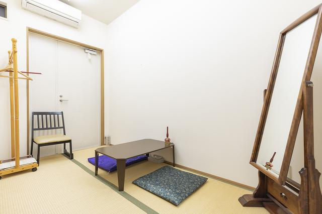 画像: 畳敷きで広めの僧侶控室