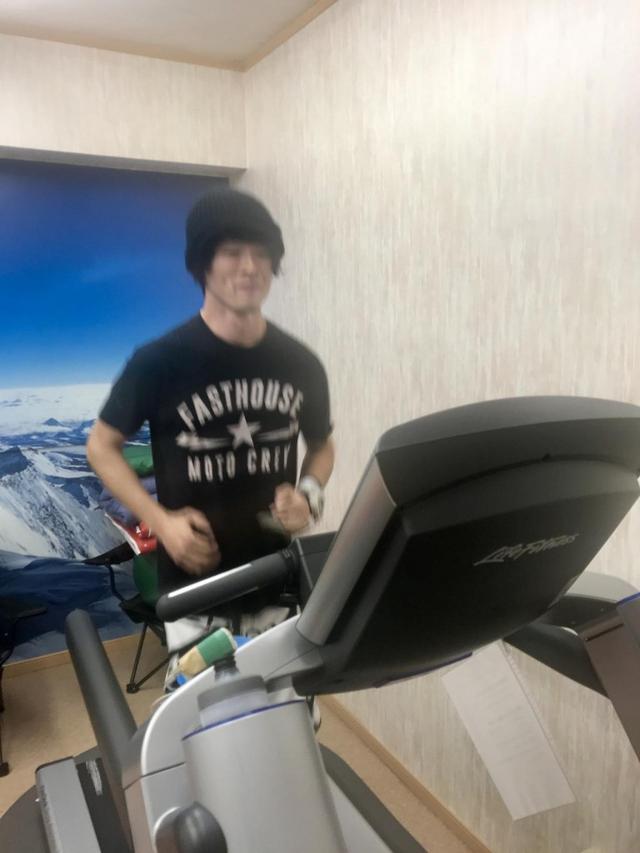 画像: 低酸素室でトレーニングをする風間晋之介選手